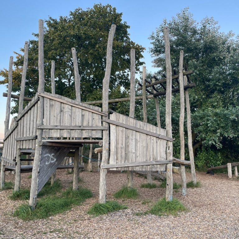 Klettergerüst Spielplatz Kellenhusen Nähe Sportstation