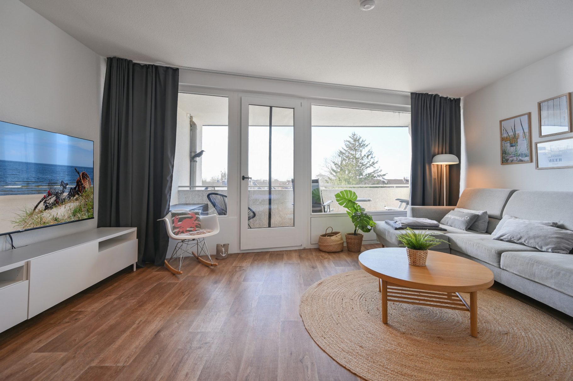 Wohn-Schlafzimmer mit Südbalkon Wohn-Schlafzimmer mit Südbalkon in der Ferienwohnung Hygge