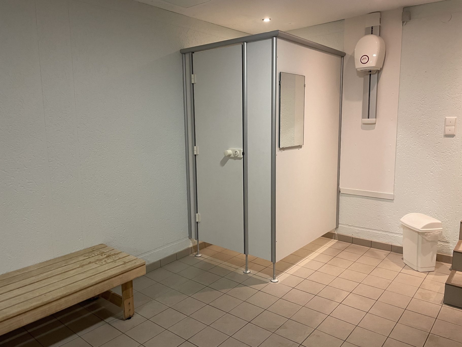 Umkleide mit Föhn Haus Sol Mare Schwimmbad - Umkleide mit Föhn